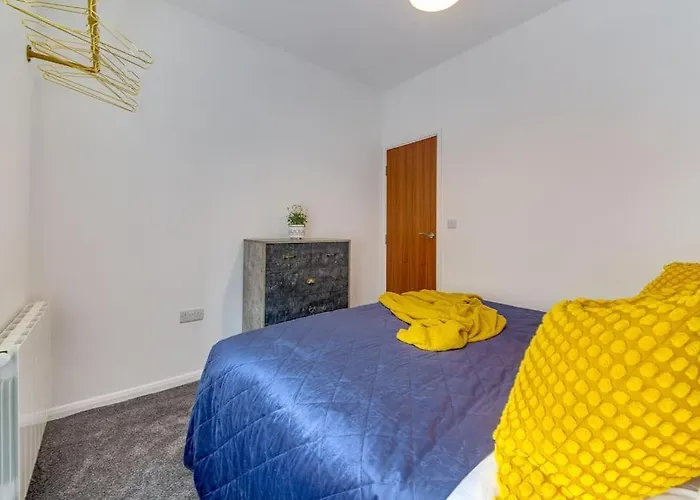 Immaculate Ground Floor Flat - Families